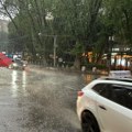 Smrklo se u Beogradu! Kiša pada kao iz kabla, ne prestaje da grmi i seva: Ulice poplavljene, saobraćaj u kolapsu (foto…