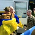 Zagrljaji, suze i zastave dočekuju ratne zarobljenike u razmjeni između Rusije i Ukrajine