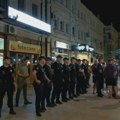 (VIDEO) Napeto u Čačku: Građani ispred prostorija SNS, intervenisala policija, lete jaja i limenke