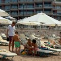 (Paparaco) Miloš Krasić letuje u Crnoj Gori sa decom: Snimili smo slavnog fudbalera u opuštenom izdanju na plaži, evo šta radi…