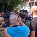 Muškarac nožem napao građane okupljene ispred suda u Rumi na skupu podrške poljoprivredniku