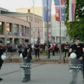 Uoči protesta u Vrbasu ponovo se okupili naprednjaci: Stigla policija u opremi za razbijanje demonstracija