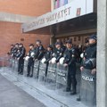 Rok za odgovor dva sata Studenti u blokadi okupljeni ispred Filozofskog fakulteta traže da dekan napusti zgradu