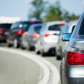 "Sve stoji, ogromna je kolona u oba pravca" Drama na auto-putu kod Pločnika: Gori kamion u zaustavnoj traci, saobraćaj potpuno…