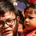 Nepal izabrao novu "živu boginju" Kumari: Dvogodišnju Arjataru vernici i porodica ispratili do palate hrama