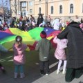 Đurđevdanska čarolija okupila mališane PU „Đurđevdan“ na gradskom trgu