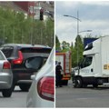 Kolone na Detelinari, kvar kamiona i udes u istoj ulici stvaraju se gužve, vozačima se savetuje dodatni oprez