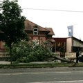 Olujni vetar obarao stabla u Zagrebu, nosio krovove, gradski prevoz u prekidu