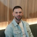 Nakon što mu je otac zabranio ulaz u kuću, uhvaćen u strasnom zagrljaju: Potpisao papire za razvod i više ne krije ljubavnicu…