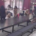 Zmija u eliti! Svi počeli da vrište i beže po kući, jedan učesnik je uhvatio golom rukom, a onda su devojke pale u trans…