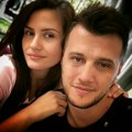 Naš pevač upoznao ženu i ljubavnicu. One se druže i kačile zajedničke slike - pukla bruka, a žena mu sve oprostila: "Ona je ta…