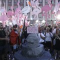 Povodom Raminog rođendana demonstranti doneli betonsku tortu
