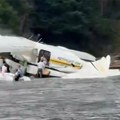 Srušio se avion kod Sijetla: Vatra progutala olupinu, delovi razbacani po stenama i moru (video)