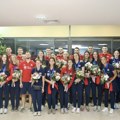 Odbojkašice Srbije stigle u Beograd, odbojkaši im priredili iznenađenje na dočeku (foto)
