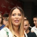 Ana Nikolić povela ćerku na nastup: Mala Tara se popela na binu, a ovim gestom oduševila publiku (video)