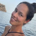 Baka četiri unuka: Majka Ane Ivanović se skinula u kupaći, paparaci je uslikali na plaži FOTO