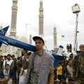 CENTKOM: Američki razarač oborio dronove i rakete Huta lansirane prema njemu