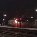 (Video) Požar u Batajnici Gori voz, plamen zahvatio vagone, ne zna da li ima povređenih