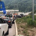 Загужвало од јутарњих сати: Дугачке колоне возила на граничном прелазу Добраково, Срби кренули кућама након празновања