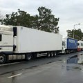 Magla na putevima, vozačima se savetuje oprezna vožnja; Kamioni na graničnim prelazima čekaju od 60 do 240 minuta