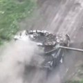 Ukrajinske snage razorile rusku moćnu mašinu: Tenk u panici bežao od drona, nije imao šanse (video)
