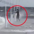 Talasi odneli još jednu devojku u uzburkano more: Užasavajući snimak, prvi je obara sa nogu, a sledeći odvlači sa mola…
