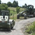 Vojska Srbije pomaže stanovništvu opštine Sjenica u rekonstrukciji makadamskih puteva