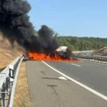 Buktinja na auto-putu: Saobraćajni incident na Moravskom koridoru kod Kruševca, vatrogasci pokušavaju da ugase ogroman…