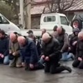 (Video): Svi muškarci iz porodice na kolenima mole za oproštaj nakon što je njihov sin oduzeo život članu druge porodice…