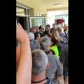 VIDEO Bački Petrovac: Građani tvrde da im nepoznate osobe ne dozvoljavaju da glasaju