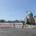 Ispred Skupštine Srbije okačen transparent "Bolje Ćaci, nego naci"