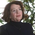 Profesorka Vesna Rakić Vodinelić objašnjava kako je povređen njen sin, advokat Luka Vodinelić ispred Pravnog fakulteta