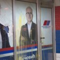 Jajima na prostorije SNS-a u Novom Sadu, postavljen kordon policije u opremi za razbijanje demonstracija