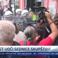 VIDEO Guranje građana i kordona u Zaječaru: Okupljeni traže od policije da spusti štitove i viču „Kerovi, kerovi“