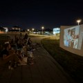 Komšiluk u Mitrovačkom naselju Jalija: Filmske večeri pod zvezdama