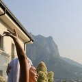 Žena našeg pevača u ultra kratkom šortsu: Lepa doktorka se snimila bez šminke, a slika sa odmora ne prestaje da se komentariše…