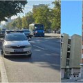 Novi detalji drame u Novom Sadu Dostavljač pokušao da je uhvati devojku koja je pala sa drugog sprata oboje teško povređeni