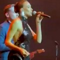 Emina zablistala u haljini bez leđa na Mirzinom koncertu: Pokazala savršenu figuru i ostavila sve bez daha