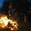 Lazarice su večeras gorele po Kikindi: Stariji deci priredili običaj paljenja vatre uoči Vrbice (foto)