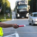 Saobraćajci zaustavili auto zbog prebrze vožnje: Na sedištu videli krvavog mladića, umesto kazne uradili ovo