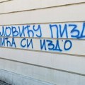 Grad preplavljen grafitima „Maloviću p*zdo Vučića si izd’o“ i „Blokaderi ustaše“