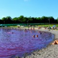 Ovo jezero u Vojvodini menja boju iz ciklame u ljubičastu, kažu da oporavlja ceo organizam, a voda topla - čak do 35 stepeni!…