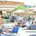 Da li smete da pijete vodu sa česme u Grčkoj? Srbi ovo stalno rade na letovanju, a ne znaju da može da im upropasti odmor (sve…