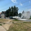 Zapalio se automobil u pokretu! Drama na putu u Mačvanskoj Mitrovici, pojavili se prvi snimci sa lica mesta, vozilo izgorelo…