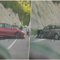 Delovi vozila i staklo rasuti svuda po putu: Jak sudar pasata i pežoa kod Užica (video)