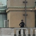 Prvi snimci pucnjave iz Praga: Ljudi panično beže preko mosta, napadač na krovu sa puškom, studenti trčeći izlaze s…