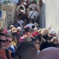 Slike sa bajkovitog Santorinija šokirale internet: “Žrtva masovnog turizma” (VIDEO)