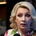 Zaharova: Makron agresivnom retorikom gura Evropu ka katastrofi