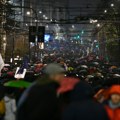 Fantomke na glavi, kapuljače i crne jakne: Pogledajte kako su građani oterali maskirane batinaše sa protesta u Beograd VIDEO