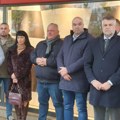 Gradonačelnik Leskovca sa celim kabinetom (SNS) i opozicijom odao poštu novosadskim žrtvama u centru grada